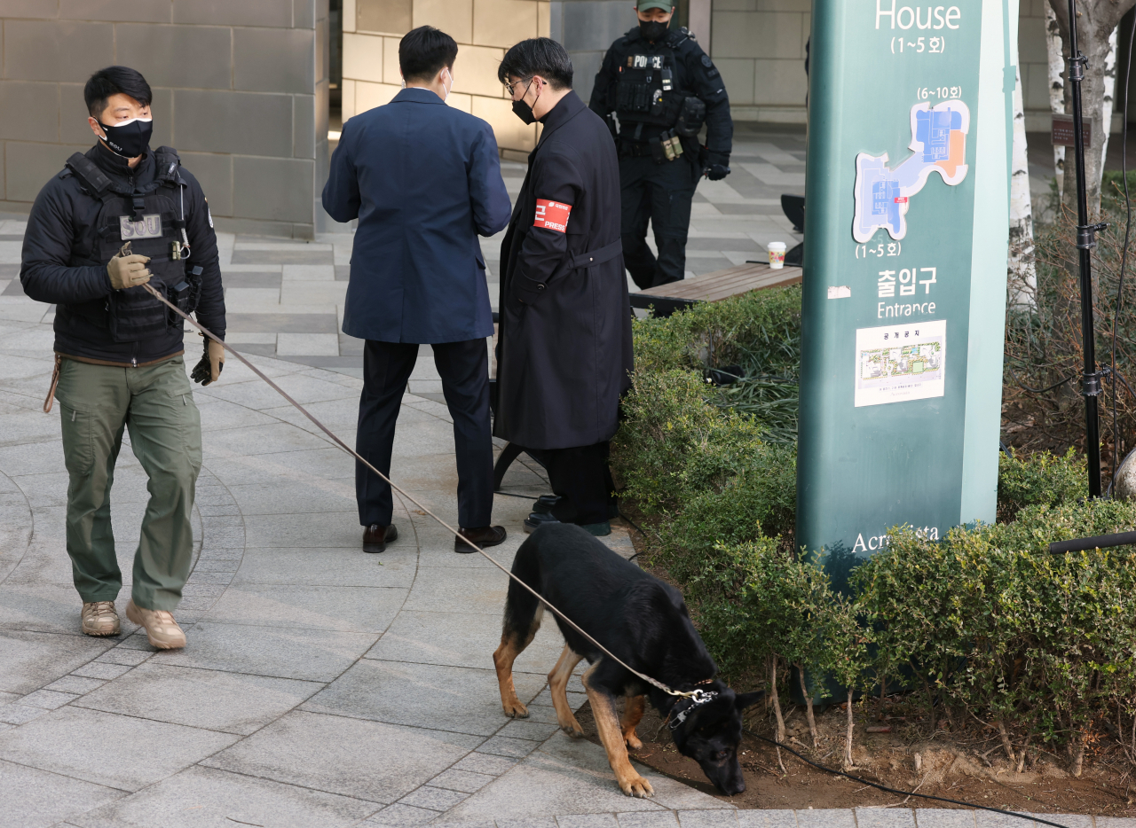 10일 오전 윤석열 제20대 대통령 당선인의 서초동 자택에 경찰들이 순찰하고 있다. [연합]