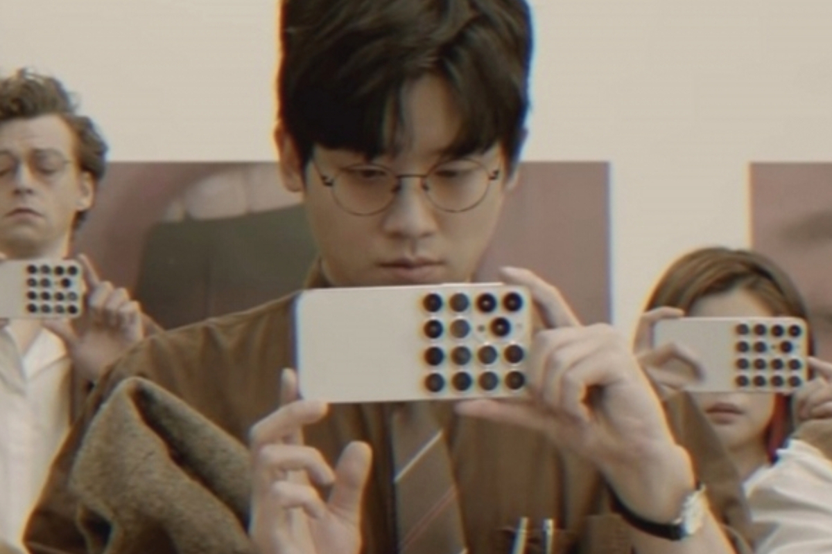 레이블 ‘뷰티풀 노이즈(Beautiful Noise)’가 제작한 뮤직비디오 형식의 단편영화 ‘Sleep Exhibition(수면 전시회)’ 중 한 장면. 카메라가 15개 달린 스마트폰이 등장해 화제다. [유튜브 영상 갈무리]