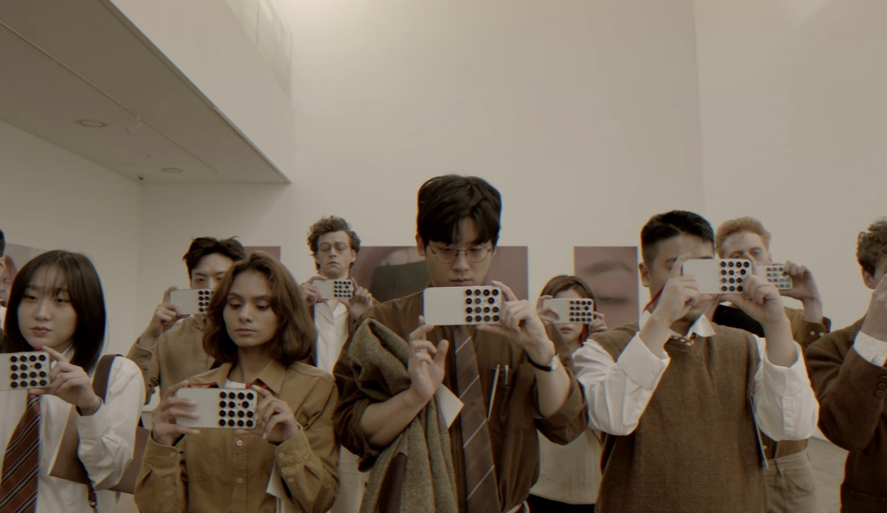 레이블 ‘뷰티풀 노이즈(Beautiful Noise)’가 제작한 뮤직비디오 형식의 단편영화 ‘Sleep Exhibition(수면 전시회)’ 중 한 장면. [유튜브 영상 갈무리]