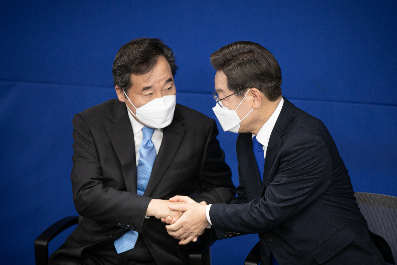 대선에서 패배한 더불어민주당 이재명(오른쪽) 후보가 10일 오후 서울 여의도 중앙당사에서 열린 선대위 해단식에서 이낙연 총괄선대위원장과 인사를 나누고 있다. [연합]
