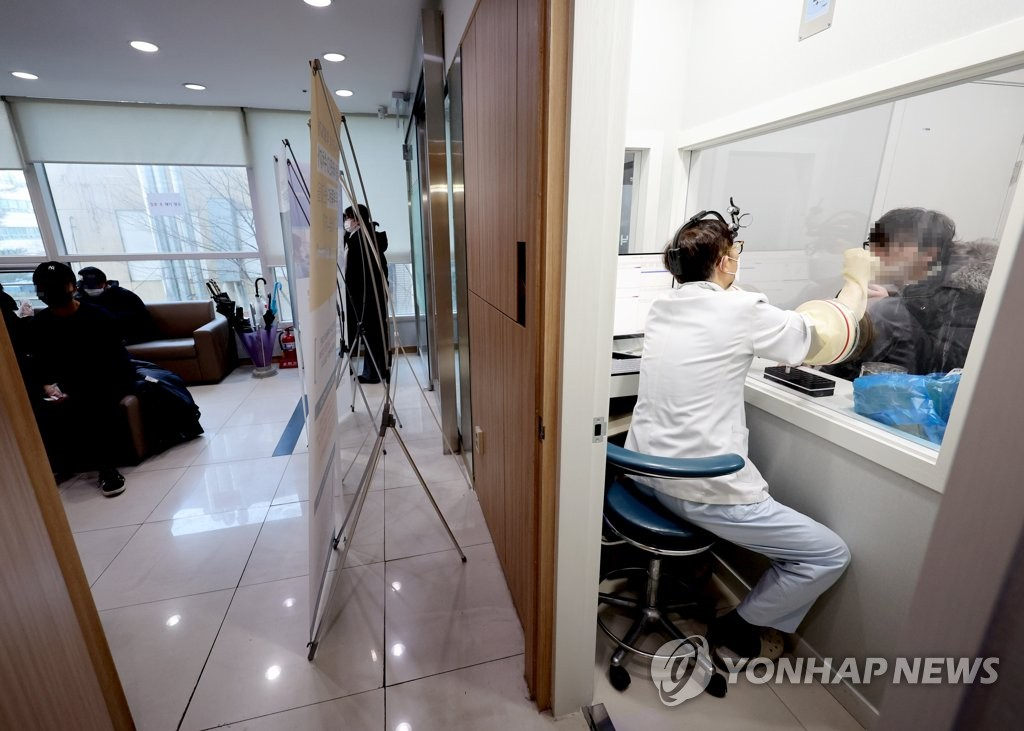 코로나19 진료 체계 전환으로 동네 병원에서도 검사·치료를 할 수 있게 된 3일 오후 서울의 한 이비인후과의원에서 의사가 신속항원검사를 하고 있다. [연합]