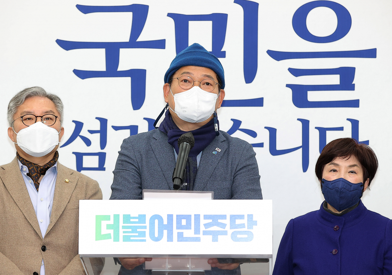 더불어민주당 송영길 대표가 10일 오후 서울 여의도 국회에서 열린 기자회견에서 대표직 사퇴의사를 밝히고 있다. 이날 민주당 지도부는 대선 패배에 책임을 지고 총사퇴를 하기로 했다. [연합]