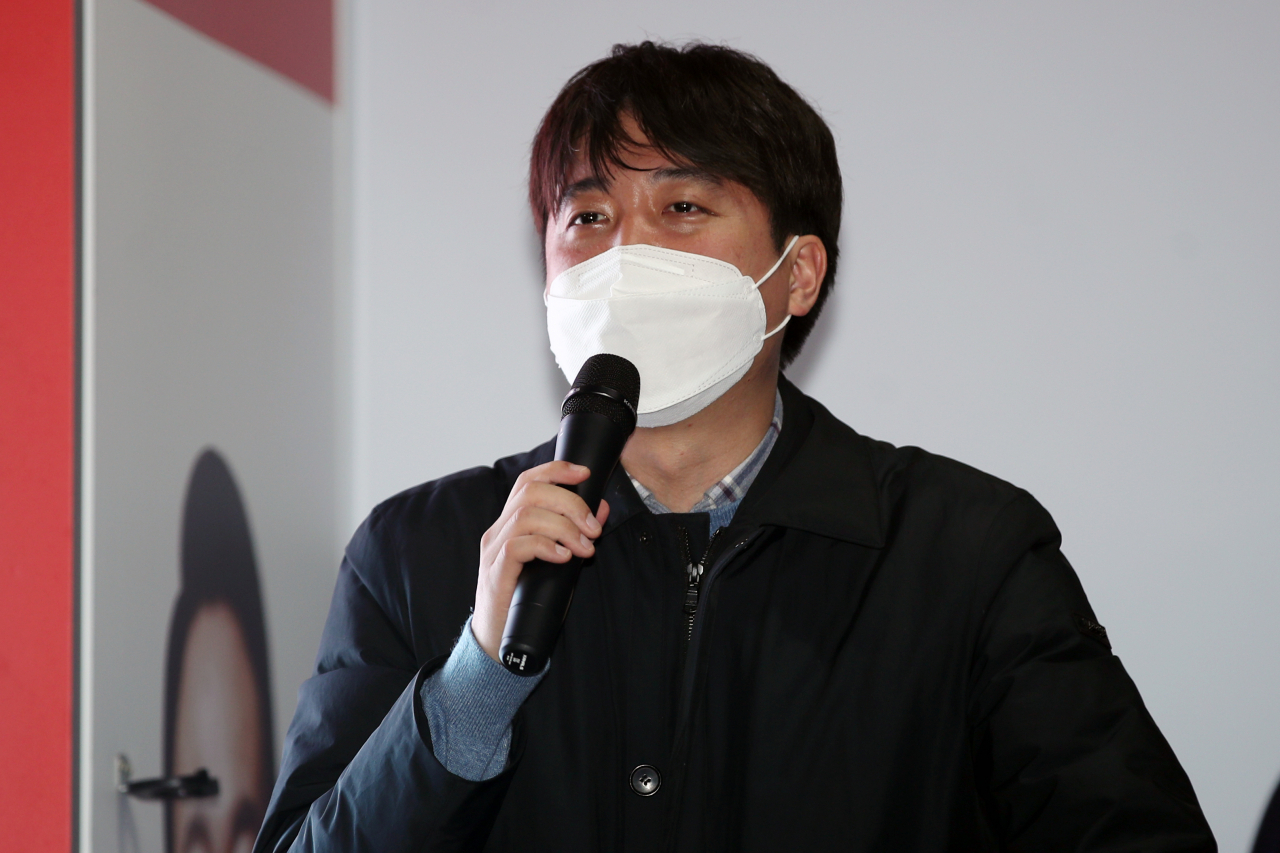 이준석 국민의힘 대표가 10일 오후 광주 남구 백운교차로에서 제20대 대통령으로 당선된 윤석열 후보를 대신해 감사 인사를 하고 있다. [연합]