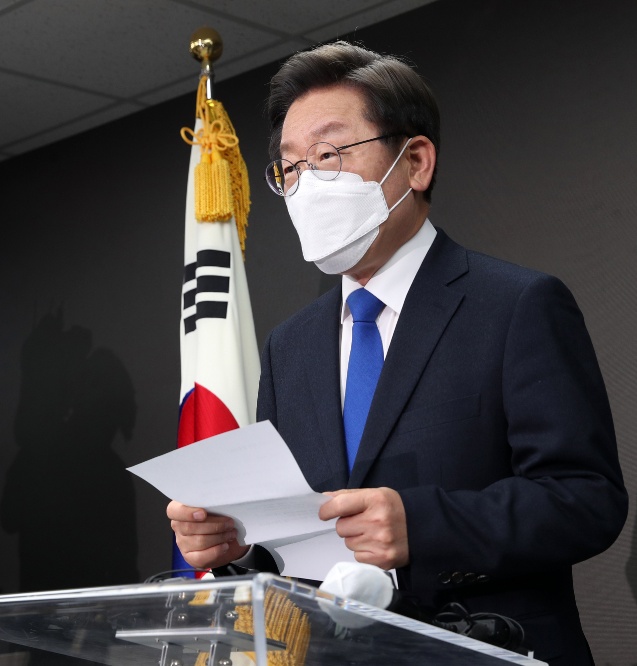 이재명 더불어민주당 대선 후보가 10일 새벽 서울 여의도 중앙당사에서 20대 대통령 선거 패배 선언을 하고 있다. 이상섭 기자