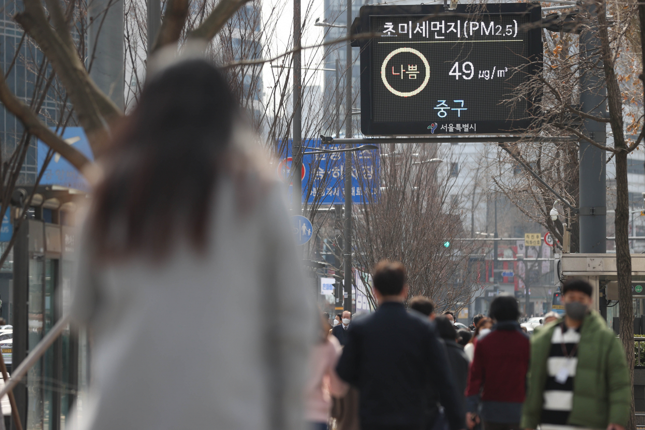 수도권에 미세먼지 예비 저감조치가 발령된 지난 10일 오후 서울 중구 서울시청 앞 전광판에 초미세먼지 농도가 표시되고 있다. [연합]