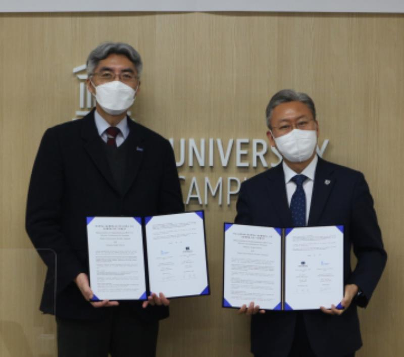 겐트대 글로벌캠퍼스 한태준 총장〈사진 왼쪽〉과 한민고 신병철 교장이 MOU 체결 후 기념 포즈를 취하고 있다.