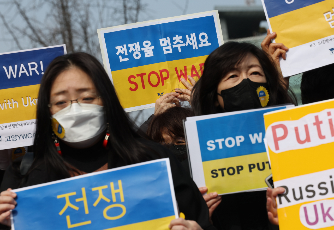지난 8일 서울 중구 서울시립미술관 앞에서 열린 ‘3·8 세계 여성의 날 우크라이나 전쟁 반대 여성 평화시위’에서 참가자들이 손팻말을 들고 있다. [연합]