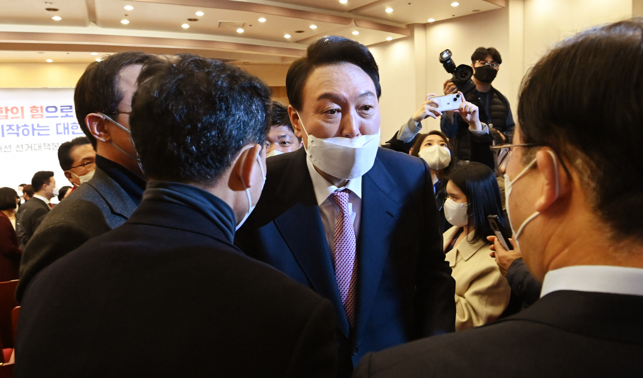 윤석열 대통령 당선인이 10일 오후 서울 여의도 국회 도서관에서 국민의힘 선대본부 해단식을 마친 뒤 행사장을 나서고 있다. [연합]