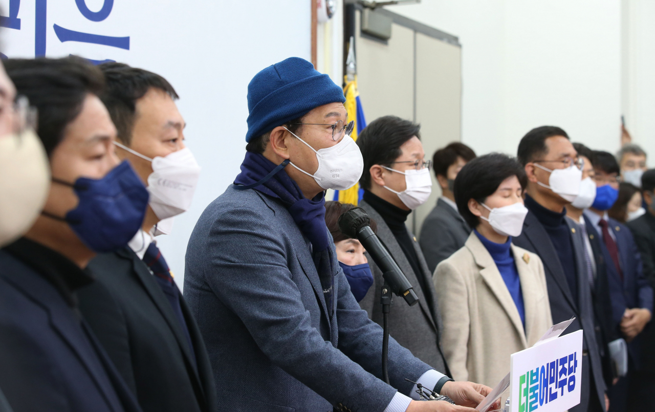 송영길 더불어민주당 전 대표가 지난 10일 오후 서울 여의도 국회에서 열린 기자회견에서 대표직 사퇴의사를 밝히고 있다. 이날 민주당 지도부는 대선 패배에 책임을 지고 총사퇴를 하기로 했다. [이상섭 기자]