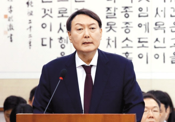 윤석열 검찰총장 후보자가 지난 2019년 7월 8일 국회 법제사법위원회에서 열린 인사청문회에서 질문에 답하고 있는 모습. 그는 이 자리에서 “공정한 경쟁질서와 신뢰 기반을 쌓는 데 형사법 집행의 역량을 집중하겠다”고 밝혔다. [연합]