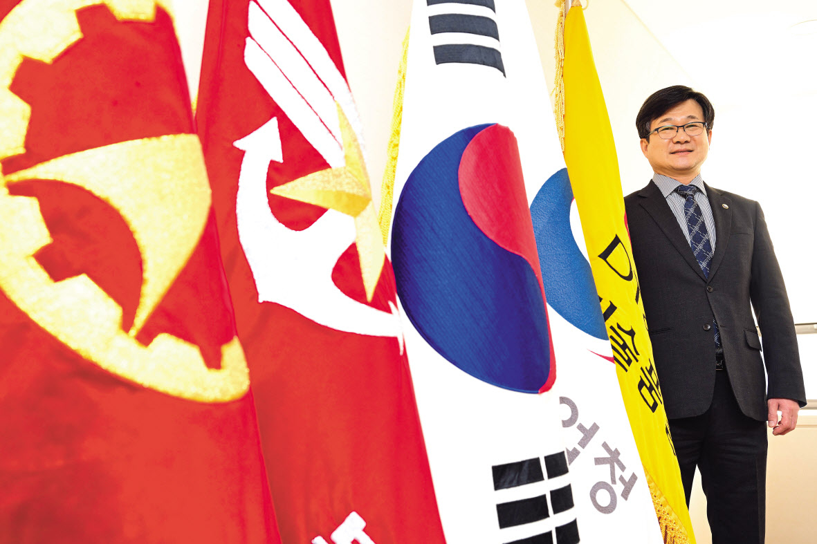 강은호 방위사업청장이 헤럴드경제와의 인터뷰에서 “방산은 자주국방 태세 구축과 국가 경제성장의 동력”이라고 밝혔다. 강 청장이 2일 정부과천청사 방위사업청에서 본지와 인터뷰를 가지고 있다. 박해묵 기자