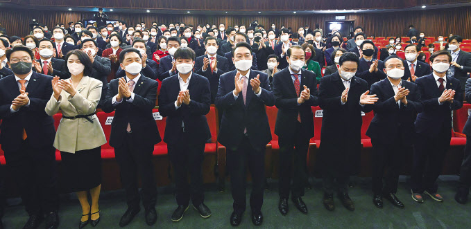 윤석열 대통령 당선인이 10일 국회 도서관에서 열린 국민의힘 선거대책본부 해단식에서 당지도부를 비롯한 참석자들과 함께 국민에 대한 감사 인사를 한 뒤 박수를 치고 있다. [국회사진기자단]