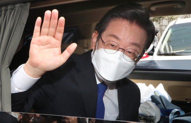 대선 패배후 더불어민주당 이재명 후보가 10일 오후 서울 여의도 중앙당사에서 열린 선대위 해단식에 참석한 뒤 당사를 떠나고 있다. [국회사진기자단]