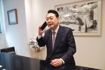 윤석열 대통령 당선인이 10일 오전 서초동 자택에서 조 바이든 미국 대통령과 전화 통화를 하고 있다. [연합]