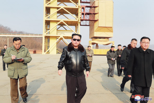 북한의 잇단 미사일 시험 발사와 미국의 제재경고 등 북미긴 긴장관계가 계속되는 가운데, 윤석열 대통령 당선인의 외교 안보 노선이 주목받고 있다. 사진은 10일 국회를 방문해 차에서 내리는 윤 당선인(왼쪽)과 11일 조선중앙통신이 보도한 김정은 북한 국무위원장의 서해위성발사장 현지지도 모습. [국회사진기자단·연합]