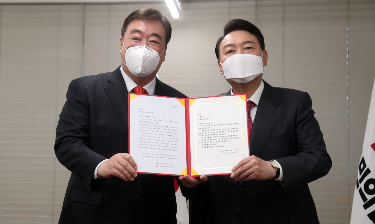 11일 서울 여의도 국민의힘 당사에 마련된 당선인 사무실에서 윤석열(오른쪽) 당선인이 싱하이밍 주한중국대사를 접견, 시진핑 중국국가주석의 축하서신을 전달받고 있다. 이상섭 기자