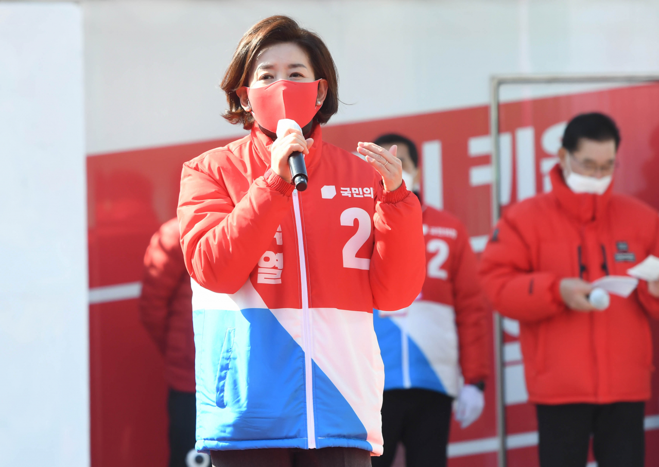 국민의힘 나경원 전 의원이 지난달 24일 경기 수원시 팔달문 앞에서 열린 국민의힘 윤석열 대선 후보의 '국민과 원팀' 수원 집중 유세에서 지지연설을 하고 있다. [국회사진기자단]
