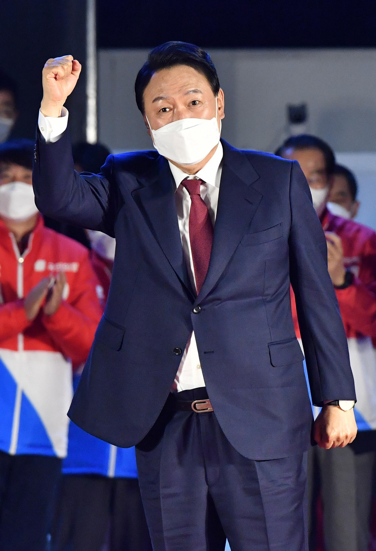 제20대 대통령선거에서 당선이 확정된 국민의힘 윤석열 대선후보가 10일 서울 여의도 당사 앞에서 지지자들에게 인사하고 있다. 이상섭 기자