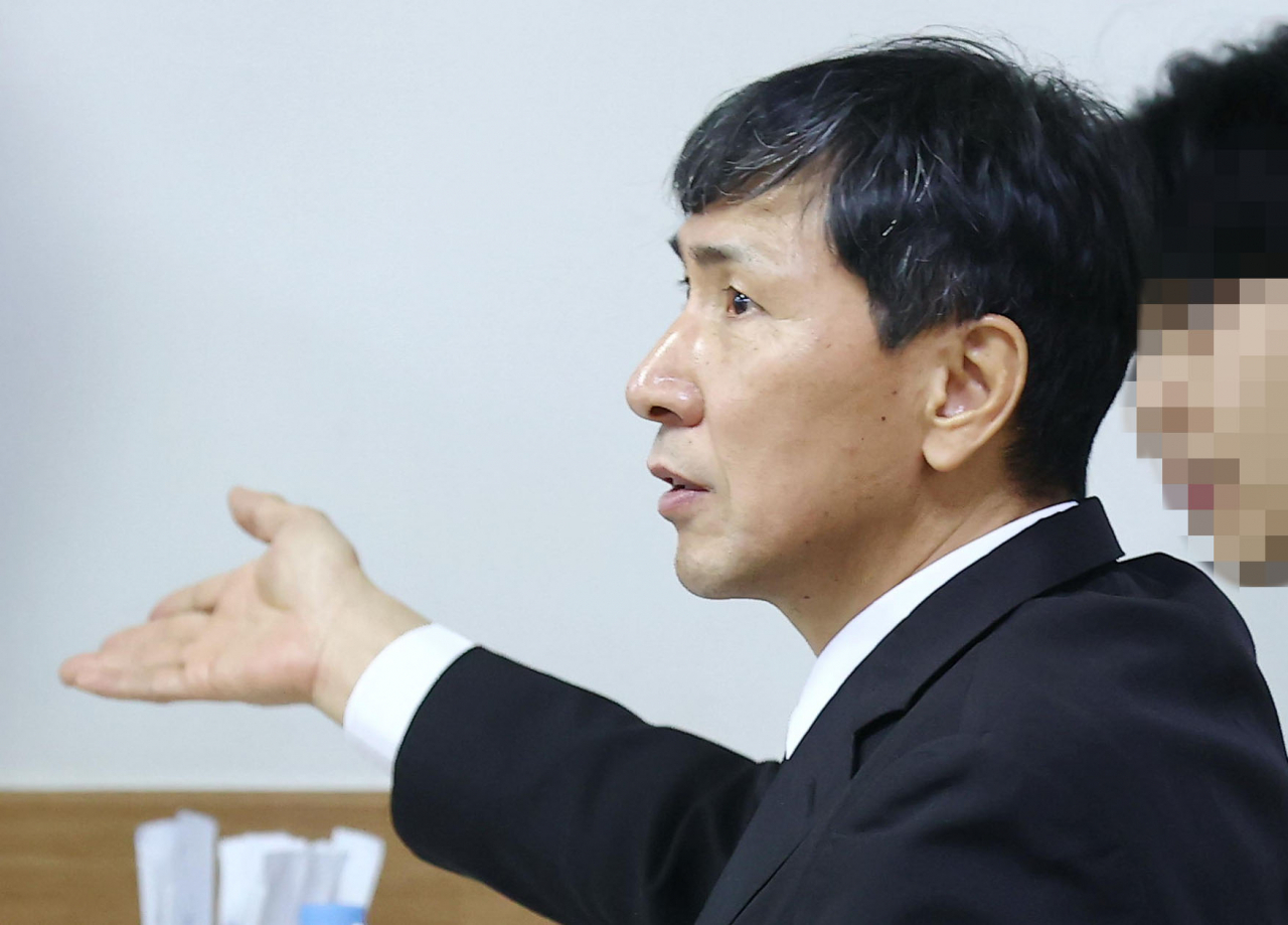 부친상을 당한 안희정 전 충남도지사가 지난 9일 오전 서울의 한 장례식장에 마련된 빈소에서 가족과 대화하고 있다. 안 전 지사는 수행비서 성폭행, 추행 등의 혐의로 재판에 넘겨져 2019년 9월 대법원에서 3년 6개월의 실형이 확정돼 복역 중 형집행정지로 일시 석방됐다.[연합]
