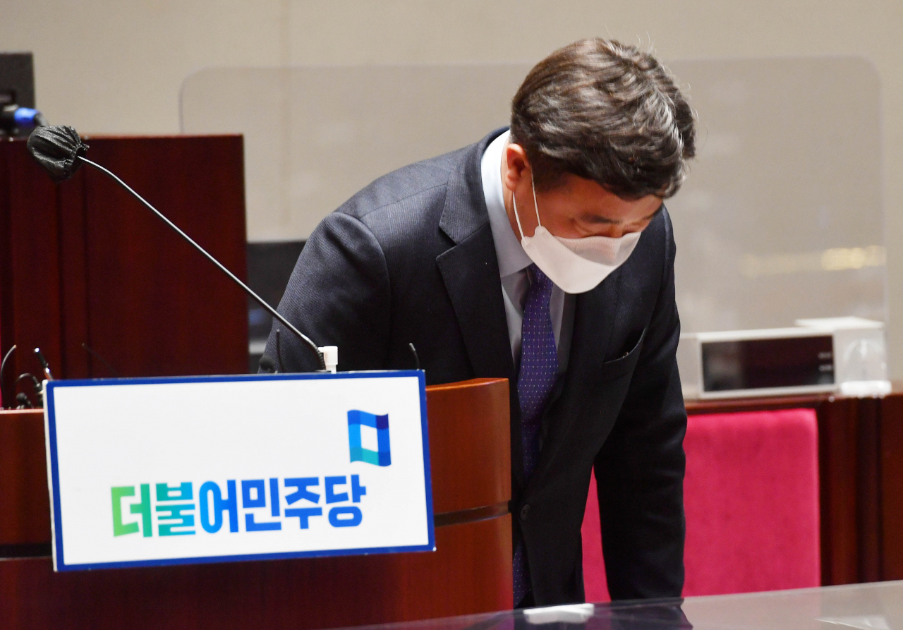 더불어민주당 윤호중 비상대책위원장이 11일 오후 국회 예결위 회의장에서 열린 의원총회에서 인사하고 있다. [연합]