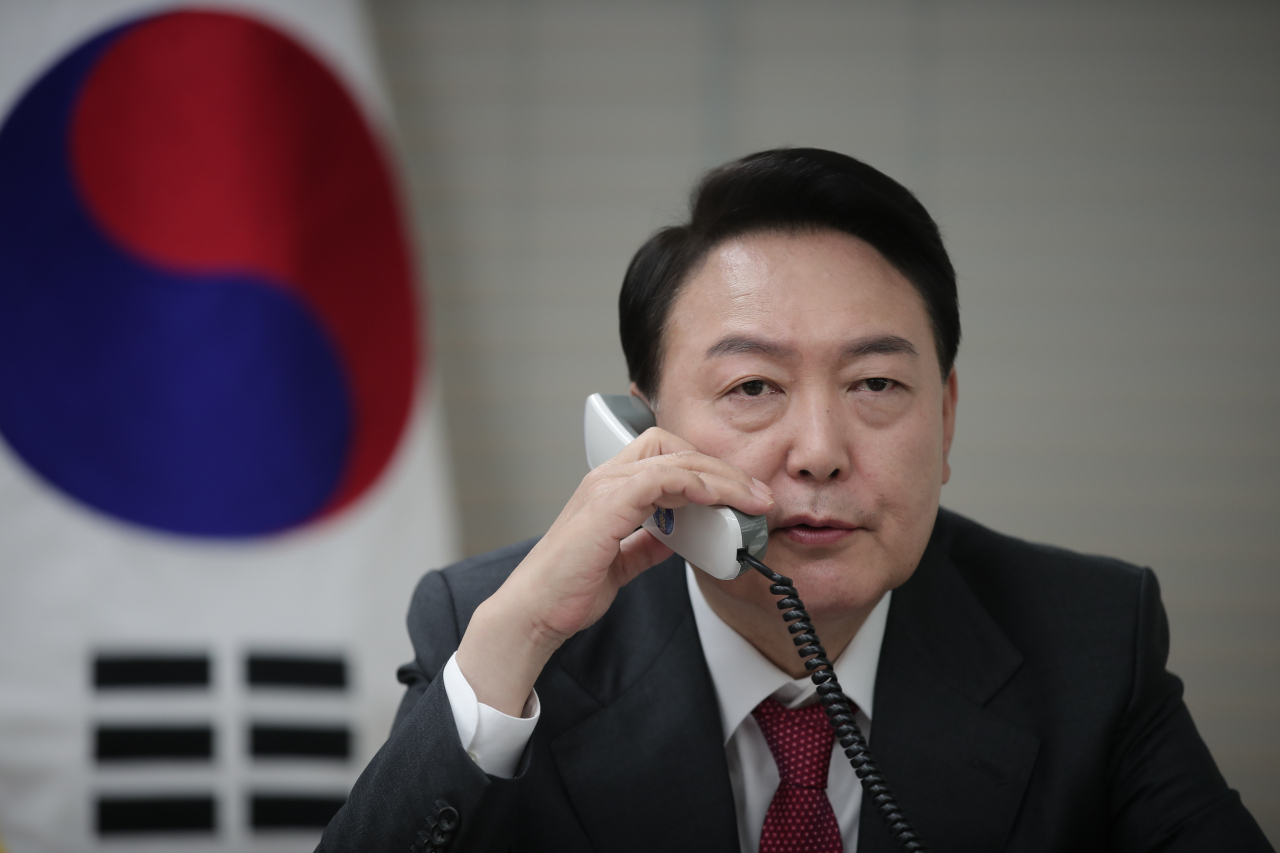 윤석열 대통령 당선인이 11일 오전 서울 여의도 국민의힘 중앙당사에서 기시다 후미오 일본 총리와 통화를 하고 있다. [연합]