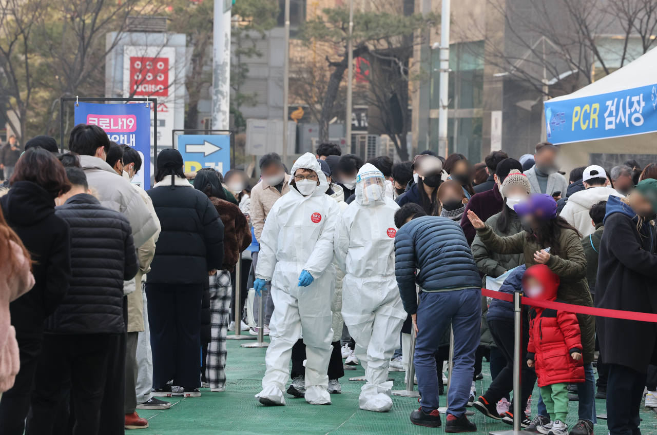 코로나19 신규 확진자가 32만7549명을 기록, 이틀째 30만명대를 나타낸 지난 10일 오전 서울 송파구 보건소 선별진료소에서 시민들이 검사를 기다리고 있다. [연합]