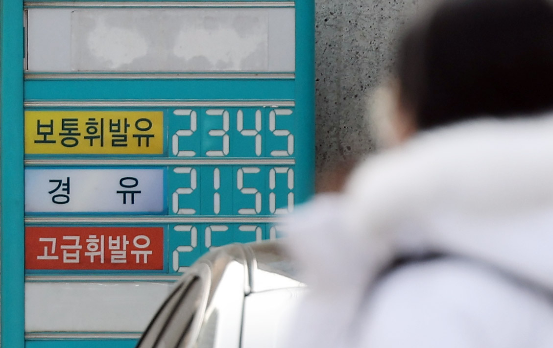 러시아의 우크라이나 침공 사태 영향으로 국제유가가 오르면서 서울 주유소의 휘발유 평균 가격이 11일 L(리터)당 2천원을 넘어섰다. [연합]