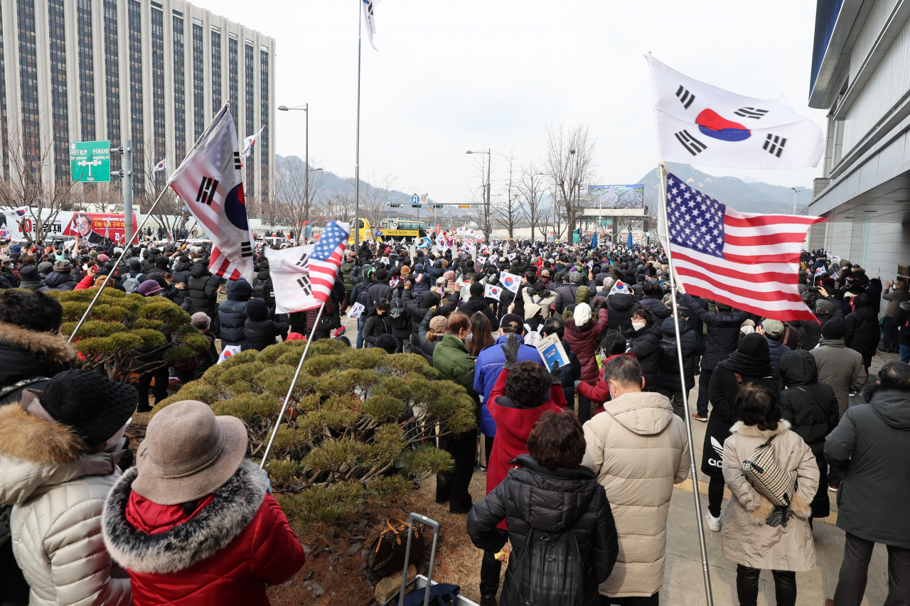 지난 2월 19일 서울 광화문 일대에서 전광훈 목사가 이끄는 사랑제일교회가 대규모 기도회를 진행하고 있다. 현행 방역 지침상 집회는 백신접종 완료자로 구성할 때 최대 299명까지 모일 수 있다. [연합]
