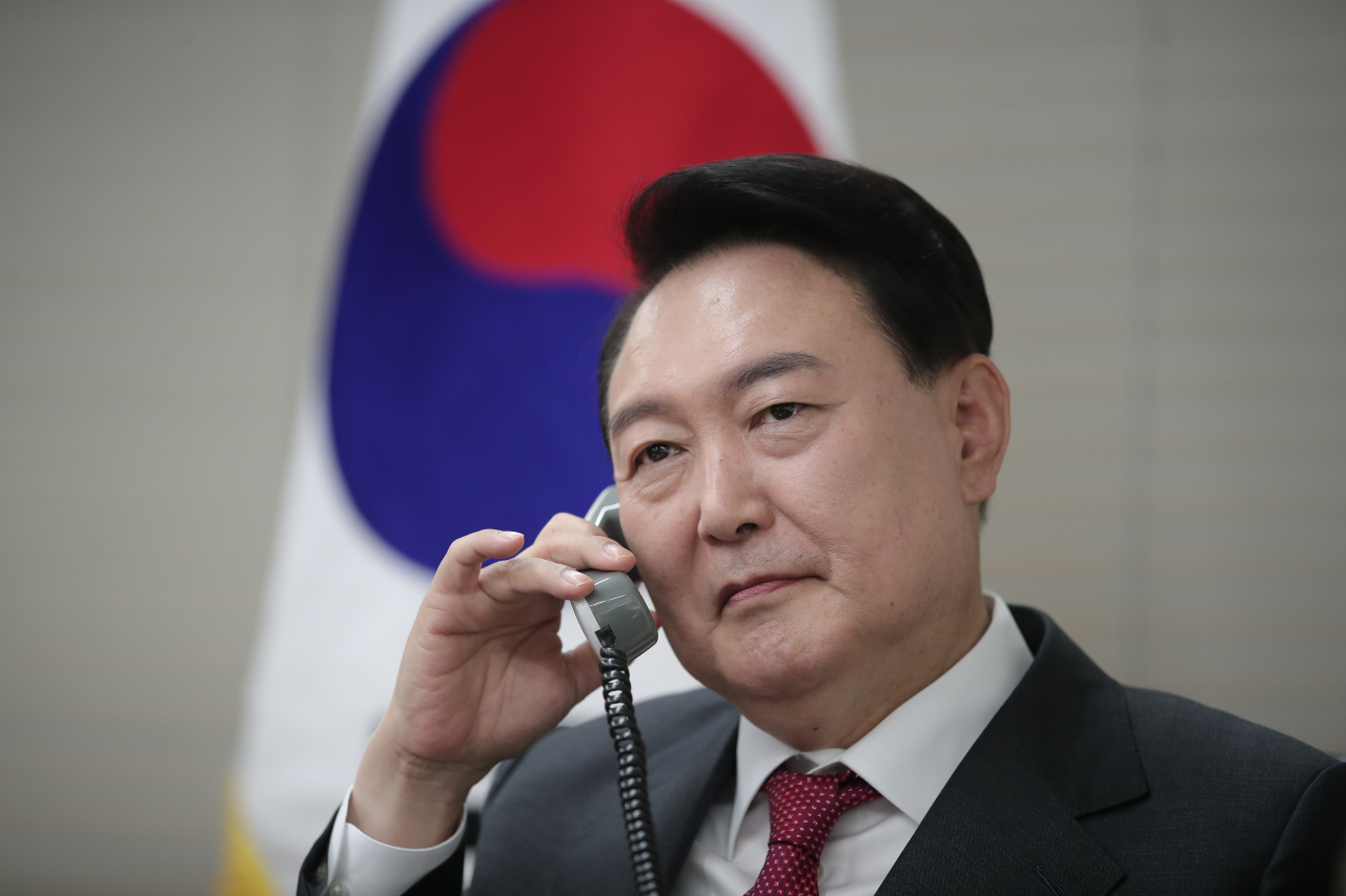 윤석열 대통령 당선인이 3월11일 오전 서울 여의도 국민의힘 중앙당사에서 기시다 후미오 일본 총리와 통화를 하고 있다. [연합]