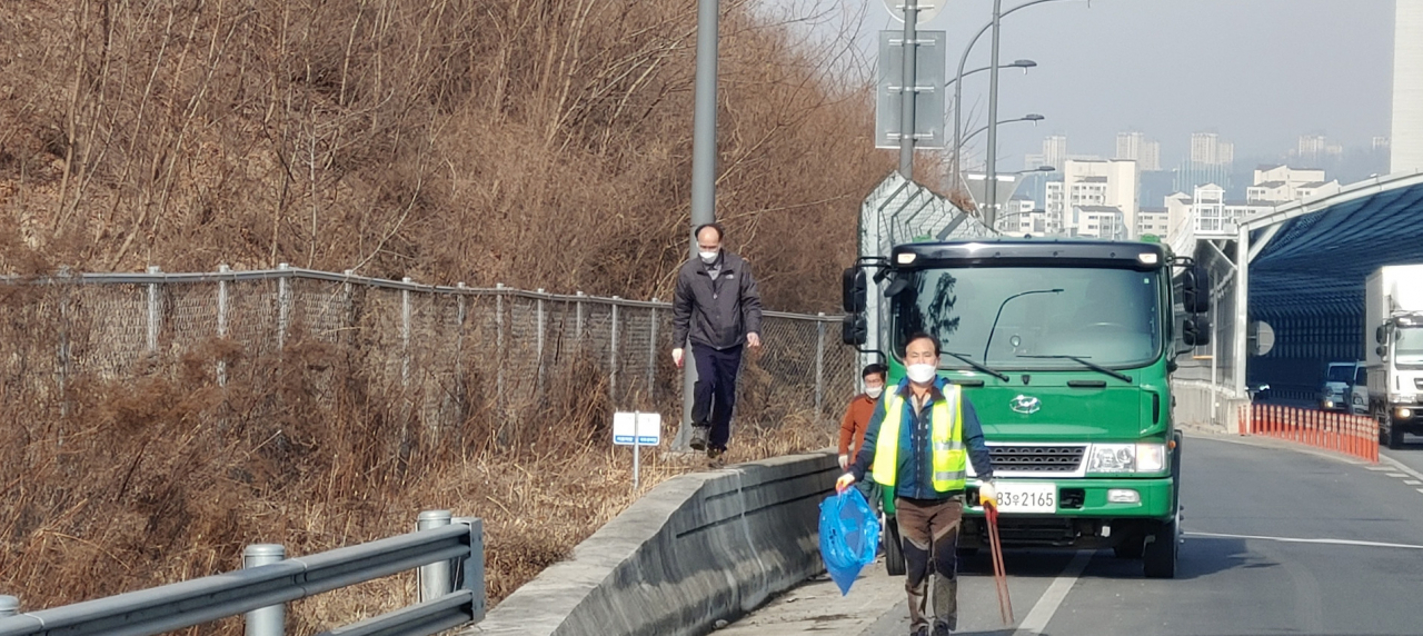 용인 기흥구가 쓰레기를 수거했다.