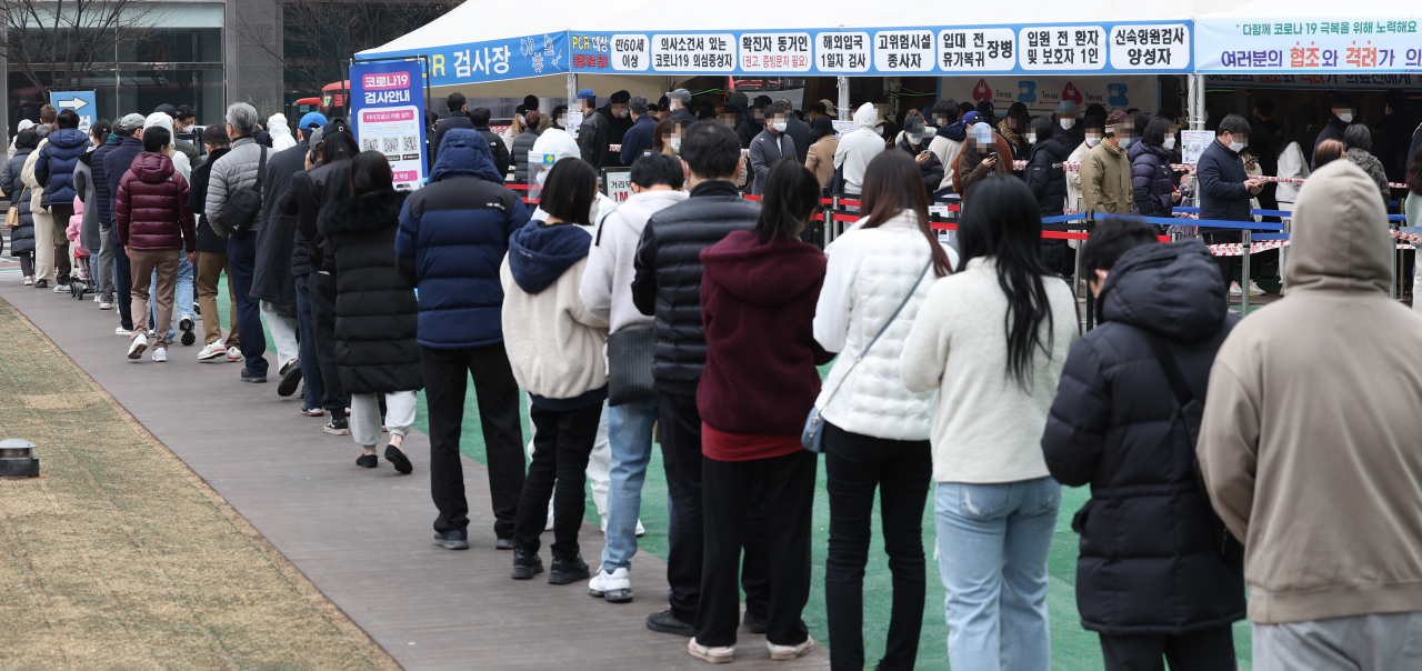 지난 12일 코로나19 신규확진은 38만3665명을 기록 팬데믹 이후 최다를 기록했다. 이는 전날 대비 약 10만여명이 증가한 것이다. 연합뉴스