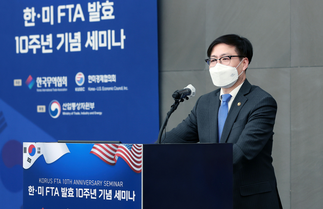 여한구 산업통상자원부 통상교섭본부장이 지난 11일 서울 삼성동 무역협회 대회의실에서 열린 '한-미 FTA(자유무역협정) 발효 10주년 세미나'에서 축사하고 있다. [산업통상자원부 제공]