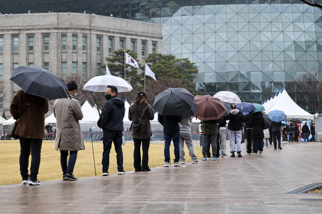 코로나19 신규 확진자 수 35만명대를 기록한 13일 오전 서울광장 임시선별검사소에서 시민들이 검사를 기다리고 있다. 중앙방역대책본부는 이날 0시 기준으로 확진자가 35만190명 늘어 누적 655만6453명으로 집계됐다고 밝혔다. [연합]
