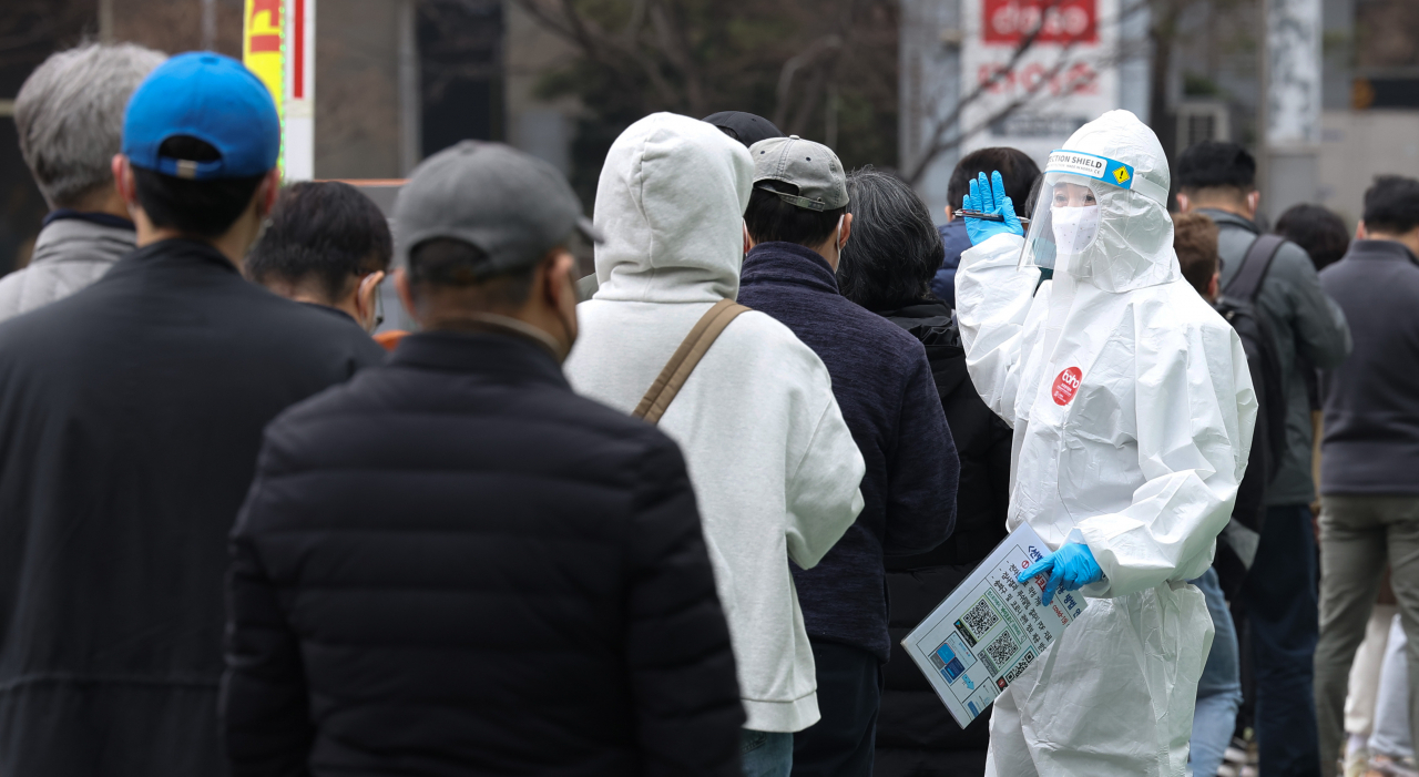 지난 12일 오전 서울 송파구 보건소 신종 코로나바이러스 감염증(코로나19) 선별진료소가 검사를 받으려는 시민들로 붐비고 있다. [연합]
