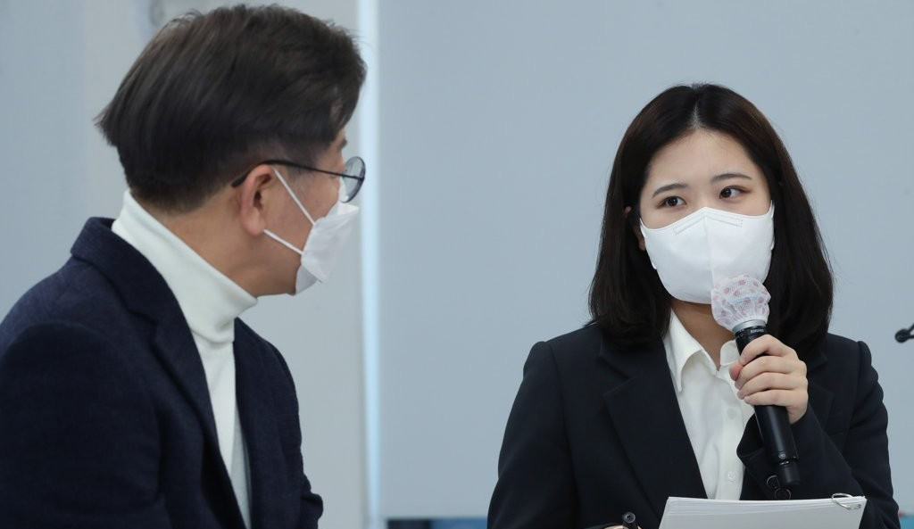 ‘n번방’ 사건을 처음 공론화한 박지현 더불어민주당 선대위 여성위원회 부위원장이 지난달 9일 오전 서울 마포구 미래당사에서 열린 이재명 대선 후보와의 디지털 성범죄 근절을 위한 대담에서 ‘N번방, 디지털성범죄 추적 연대기’를 들려주고 있다. [연합]