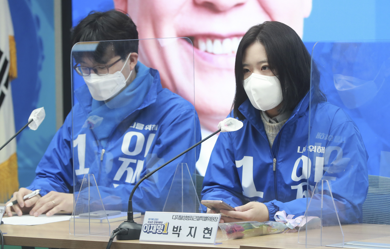 박지현 디지털성범죄근절특별위원장(오른쪽)이 8일 오전 서울 여의도 중앙당사에서 열린 선대위 본부장단 회의에서 모두발언을 하고 있다. 이상섭 기자
