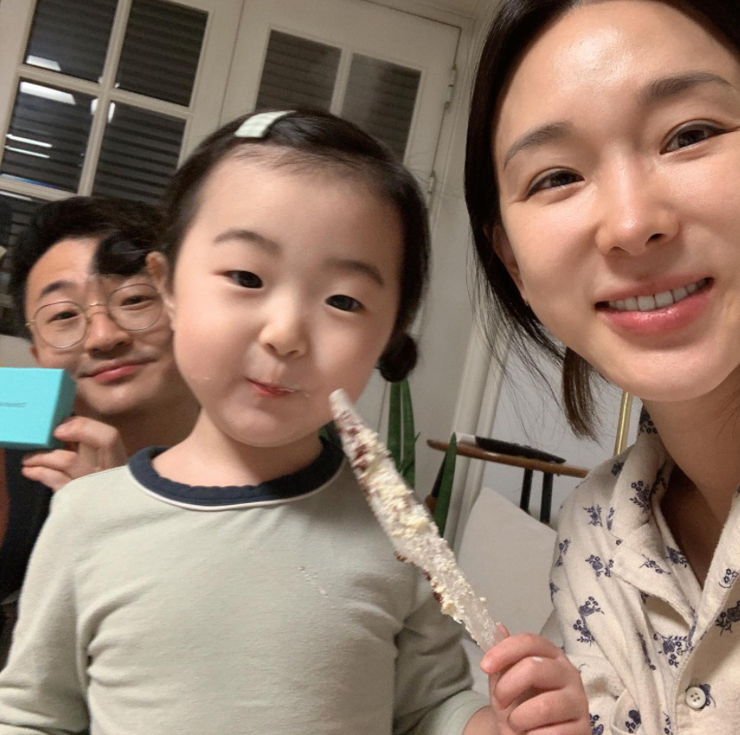 가수 이지혜(오른쪽)와 가족들. [이지혜 인스타그램 캡처]