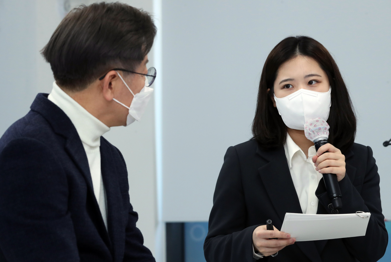 더불어민주당 공동 비상대책위원장으로 임명된 박지현 전 선대위 여성위원회 부위원장. 사진은 박 공동위원장이 지난 2월 9일 이재명 대선 후보와 디지털 성범죄 근절을 위한 대담을 하는 모습. 연합뉴스