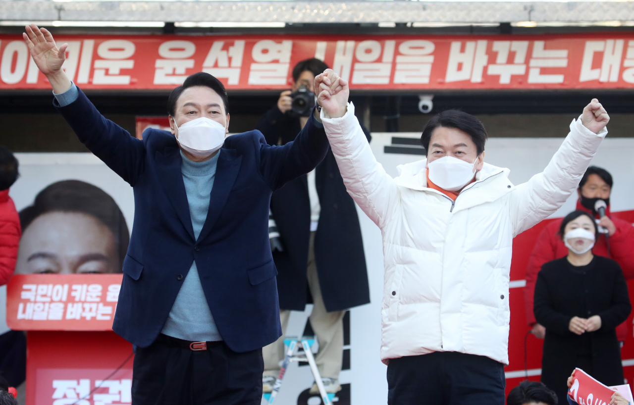윤석열 대통령 당선인은 13일 제20대 대통령직인수위원장에 국민의당 안철수 대표를 임명했다. 사진은 지난 5일 경기도 이천시산림조합 앞에서 공동유세를 하고 있는 모습. [연합]