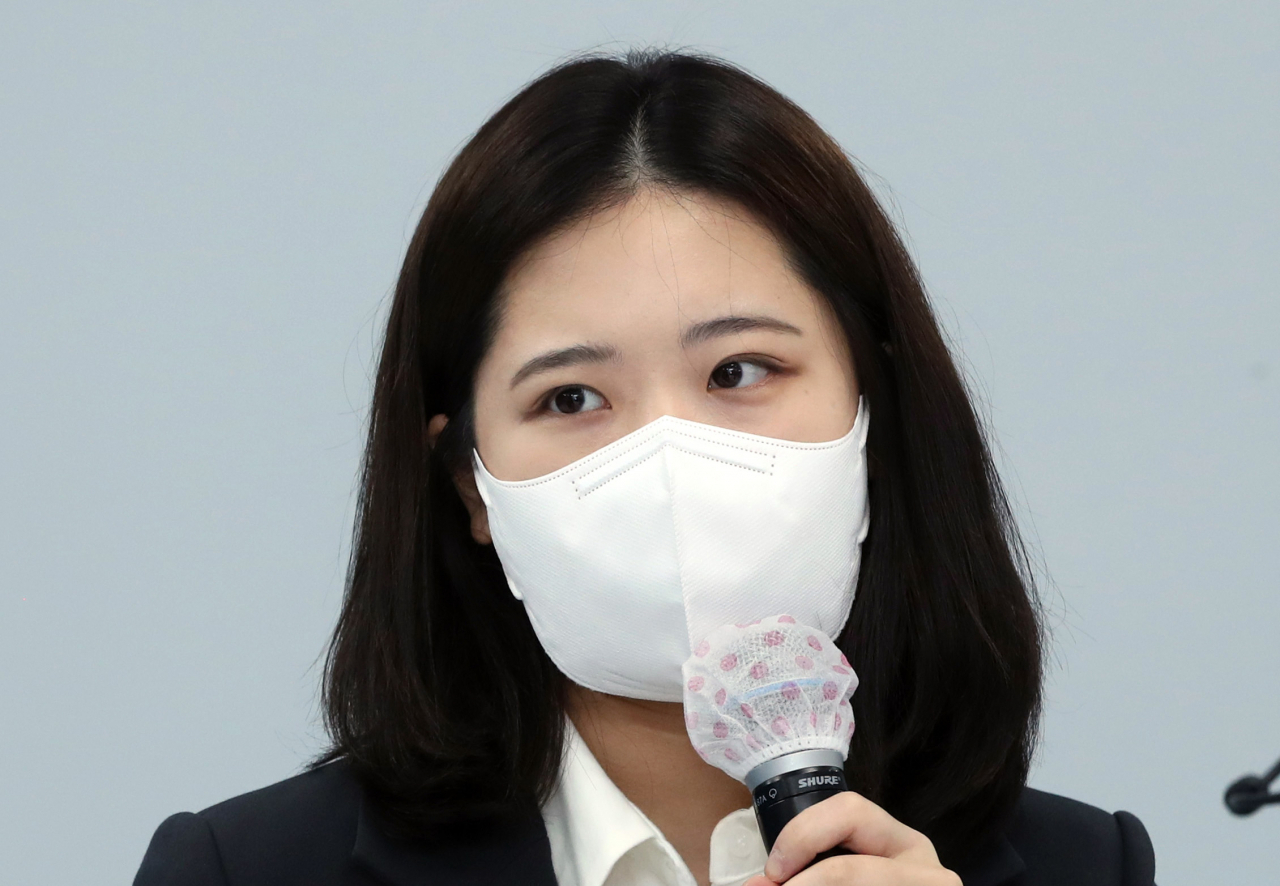 더불어민주당 공동 비상대책위원장으로 임명된 박지현 전 선대위 여성위원회 부위원장. 사진은 박 공동위원장이 지난 2월 9일 이재명 대선 후보와 디지털 성범죄 근절을 위한 대담을 하는 모습. [연합]
