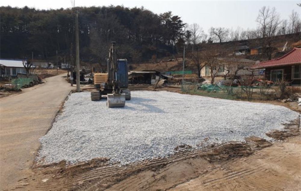 울진 산불로 마을 전체 주택이 피해를 입은 울진군 북면 신화2리 이재민을 위한 임시조립주택 부지.[경북도 제공]