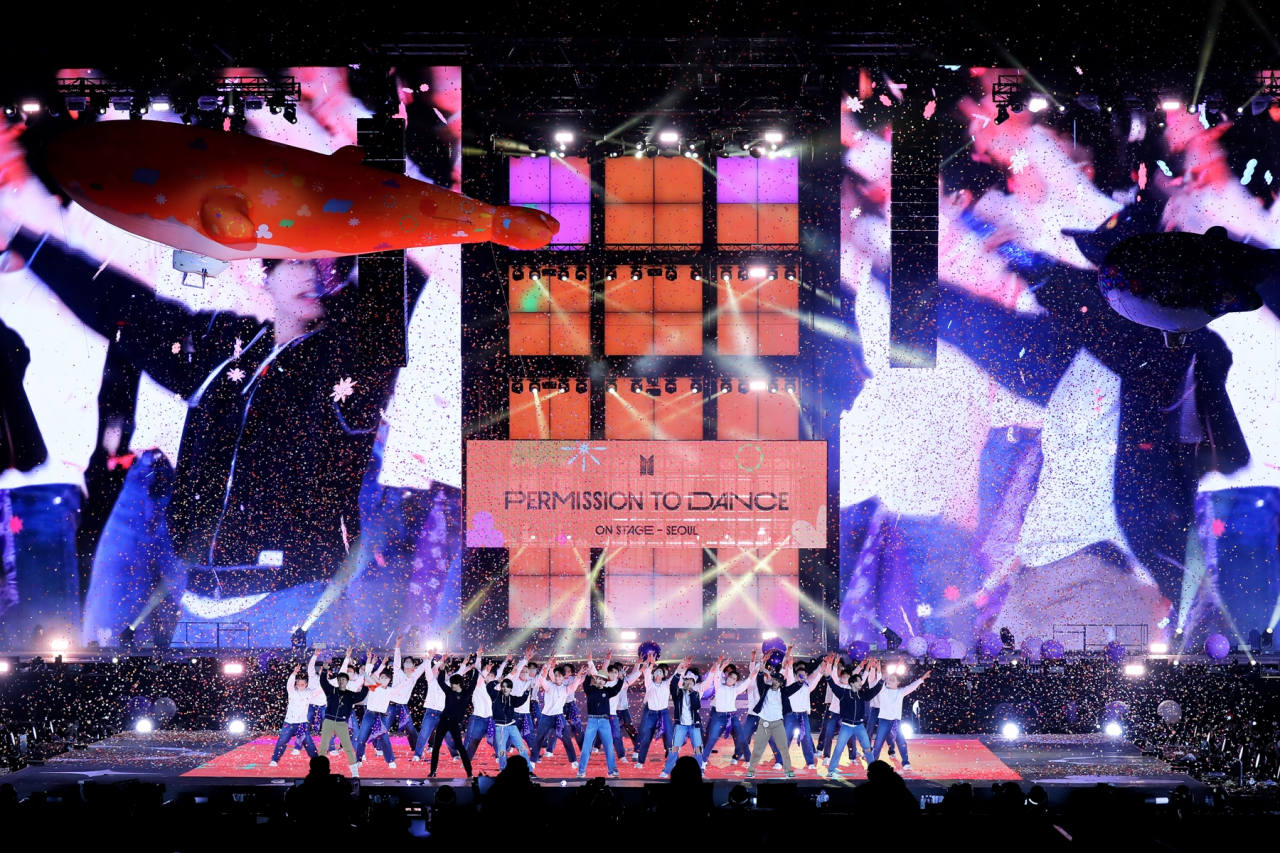 방탄소년단이 2년 6개월 만에 연 서울 공연 ‘BTS 퍼미션 투 댄스 온 스테이지-서울(BTS PERMISSION TO DANCE ON STAGE - SEOUL)’이 3일 동안 총 4만 5000명의 관람객을 맞았다. 동시에 진행된 온라인 스트리밍과 라이브 뷰잉 관객을 더하면 전 세계에서 약 246만 5000명의 관객이 함께 했다. [빅히트뮤직 제공]