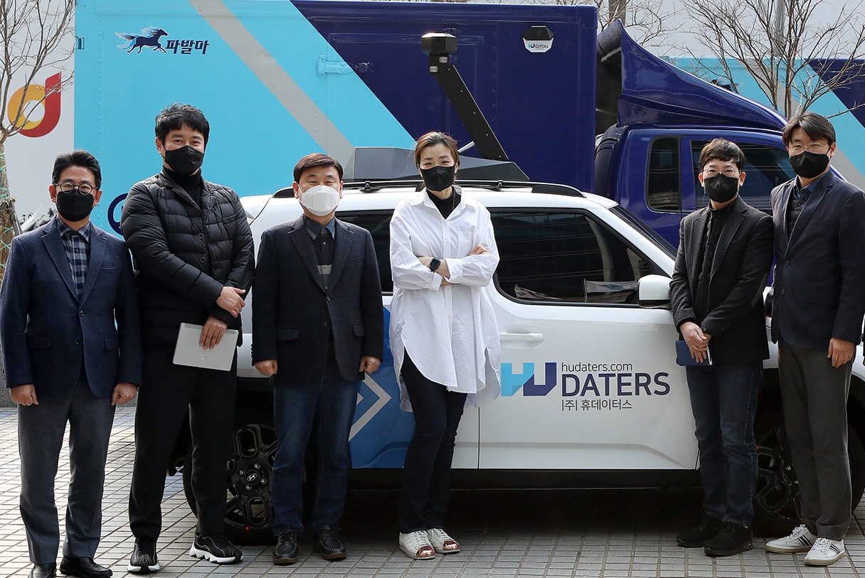 주성균(왼쪽부터) 한진 경영기획실장 전무, 강석학 UOK 대표이사, 노삼석 한진 대표이사 사장, 조현민 한진 마케팅 및 미래성장전략 총괄 사장, 김현우 한진 마케팅실장 상무 겸 휴데이터스 대표이사, 이인현 휴데이터스 CTO 상무. [한진 제공]
