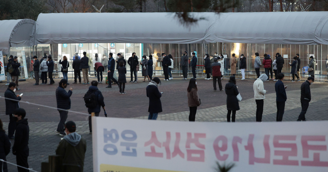 13일 저녁 서울 동작 주차공원 선별진료소에서 시민들이 검사를 기다리고 있다. [연합]