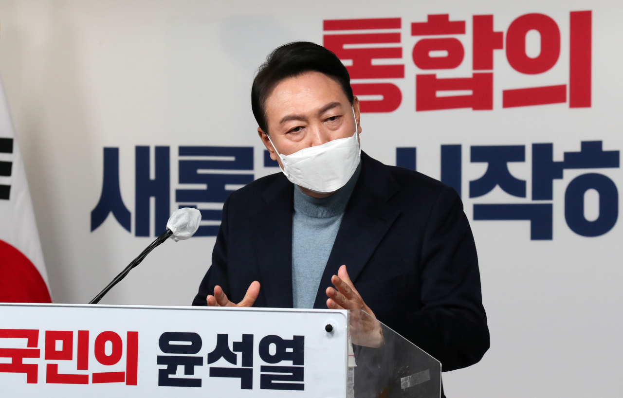 윤석열 대통령 당선인이 13일 오후 서울 여의도 국민의힘 당사에서 대통령직인수위원회 위원장 및 부위원장 인선 결과를 발표한 뒤 취재진의 질문에 답하고 있다. [연합]
