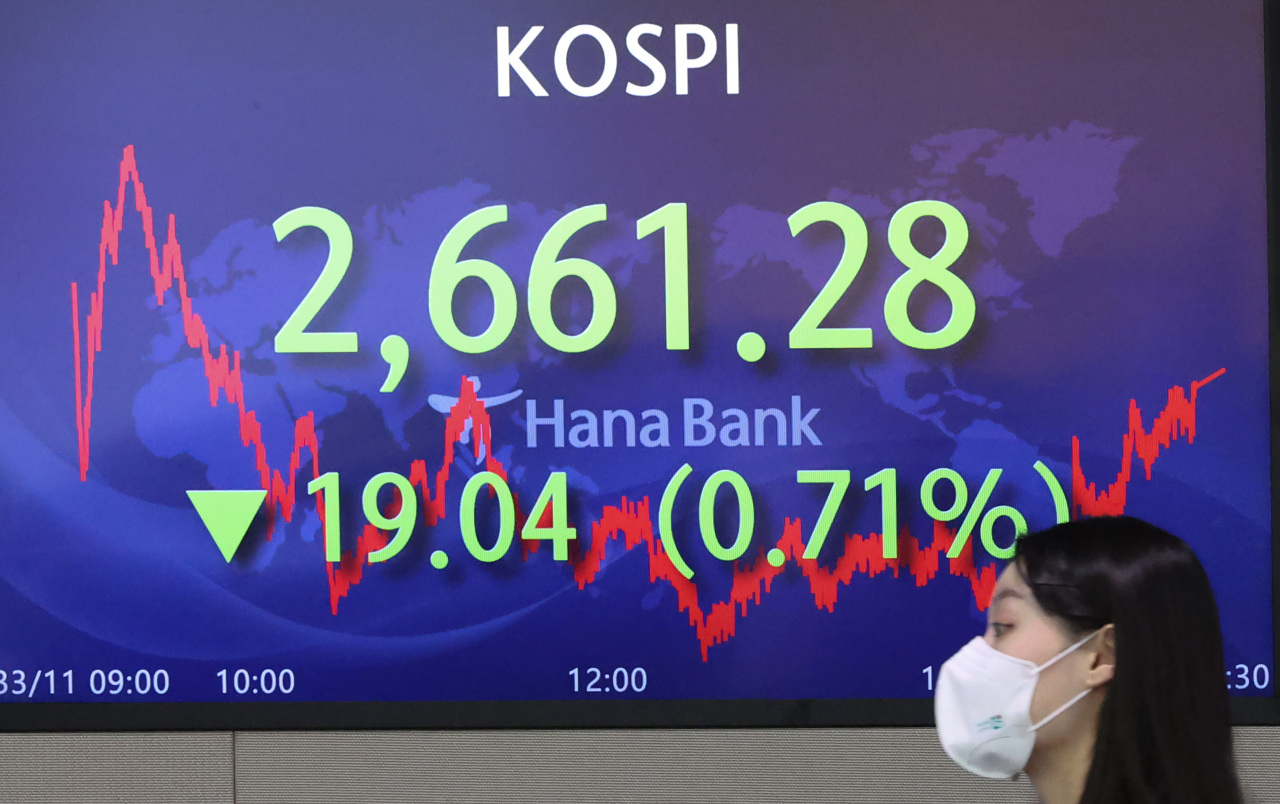 An electronic board showing the Korea Composite Stock Price Index (Kospi) at a dealing room of the Hana Bank headquarters in Seoul on Monday. (Yonhap)