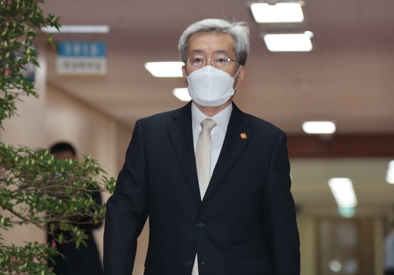 [사진=고승범 금융위원장이 2일 정부서울청사에서 열린 국무회의에 참석하고 있다. 연합]