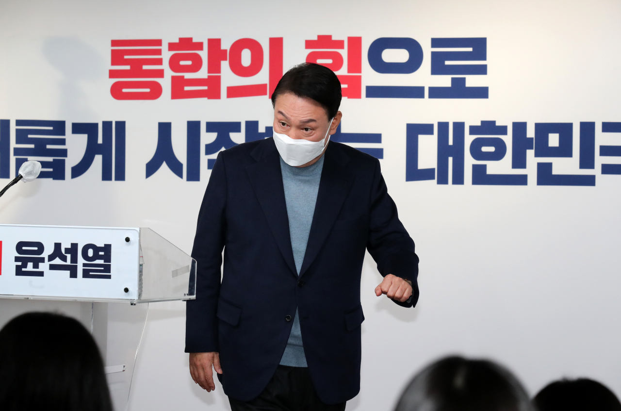 윤석열 대통령 당선인이 13일 오후 서울 여의도 국민의힘 당사에서 대통령직인수위원회 위원장 및 부위원장 인선 결과를 발표한 뒤 나서고 있다. [국회사진기자단]