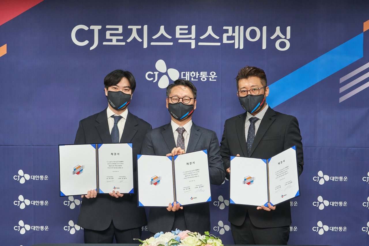(왼쪽부터) 문성학 선수, 허신열 신임 단장, 정연일 선수. [CJ대한통운 제공]