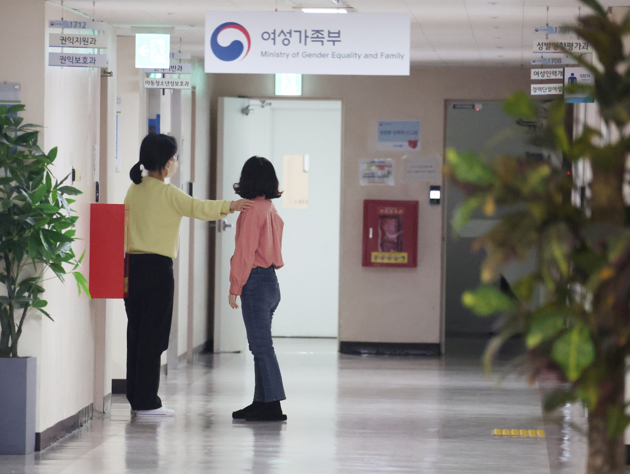 윤석열 대통령 당선인이 내건 핵심 공약 중 하나인 ‘여성가족부 폐지’로 대통령 선거 다음날인 10일 오전 정부서울청사 17층 여가부는 뒤숭숭한 분위기로 술렁였다. 이날 여가부 복도에 직원들이 지나가고 있다. [연합]